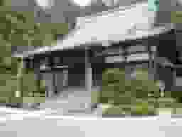 西徳寺　自然に囲まれた本堂