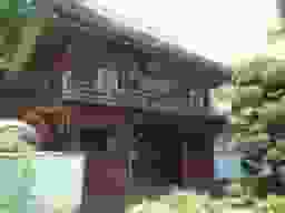 修廣寺　緑に囲まれた山門