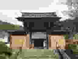 慶林寺 のうこつぼ　自然に囲まれた山門