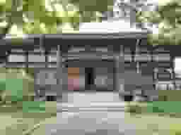 西光寺 のうこつぼ　緑が彩る本堂