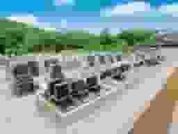 旭翠苑の参道と並ぶさまざまな墓石
