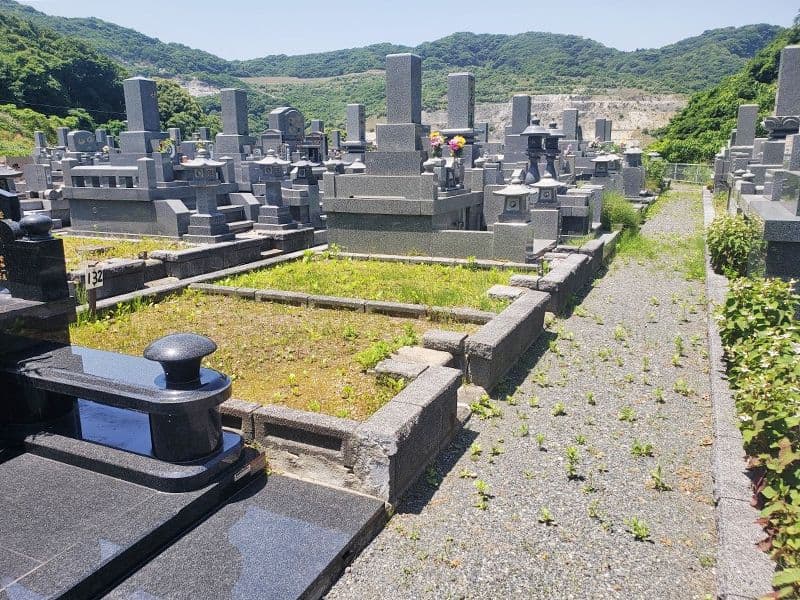 敷地に合わせて様々なデザインのお墓を建て ることが出来ます。
