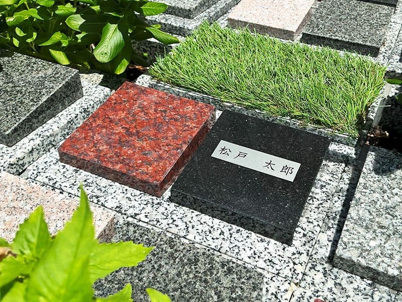 家族専用の墓碑に、埋葬される方のネームプレートが貼られます