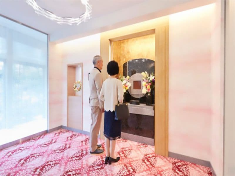 ゆめみどうの豪華な参拝スペースで参拝している老夫婦