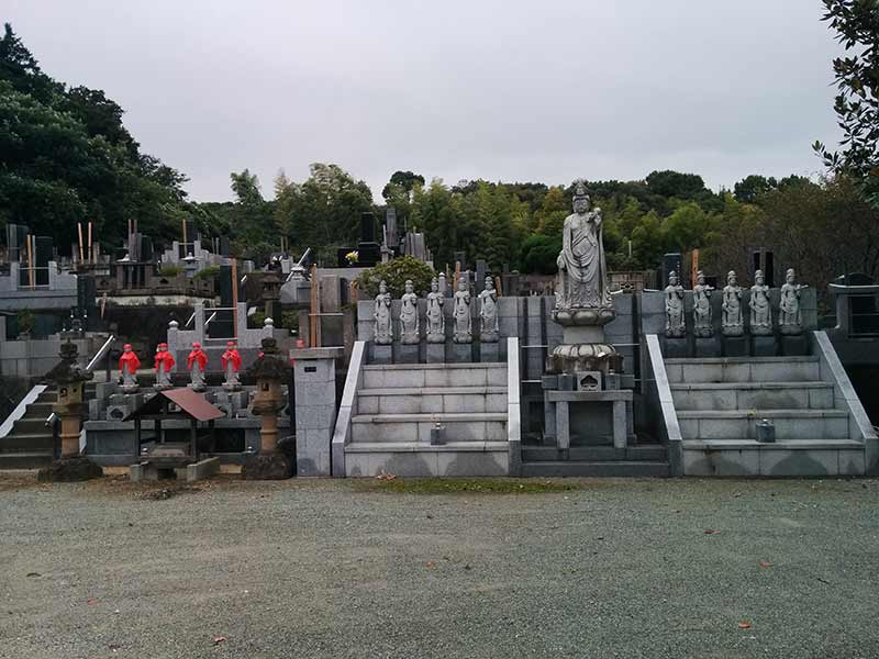 龍洞院　墓域を見守る観音像