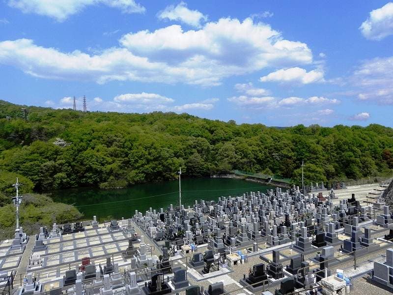 青空が広がるそよかぜ霊園の敷地と池