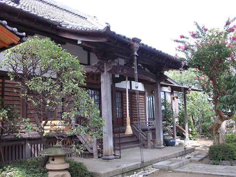 宝珠院　四季を感じる植栽が美しい本堂