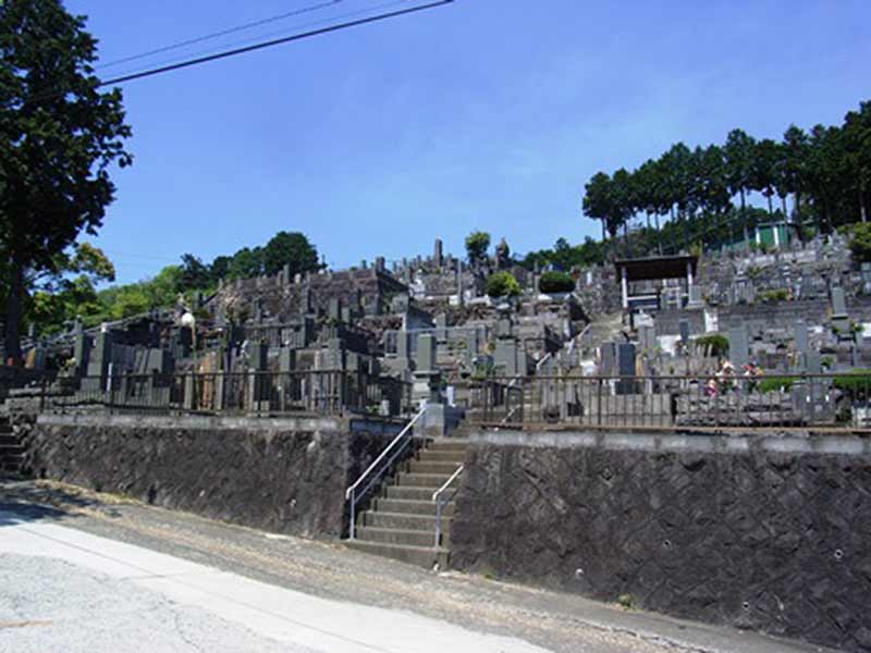 発心寺　日当たりがよい墓地