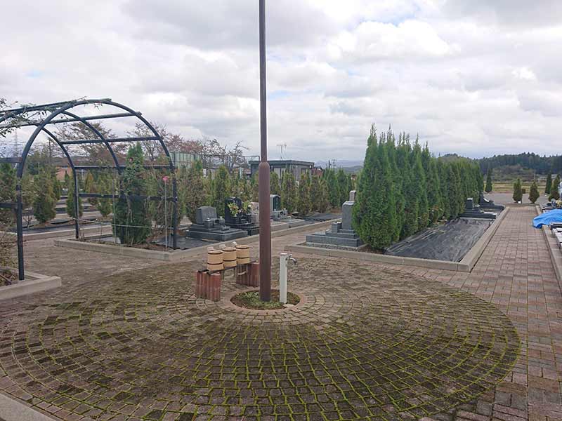 フジパーク霊園 見附　公園のような洋風アーチと緑