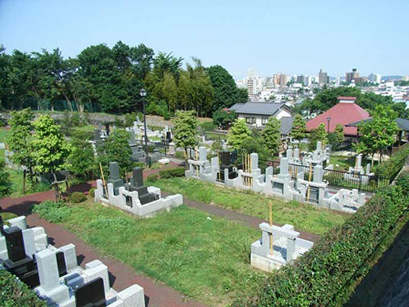 浄土宗 桃源山 龍泉寺　緑豊かで日当たりの良い墓域