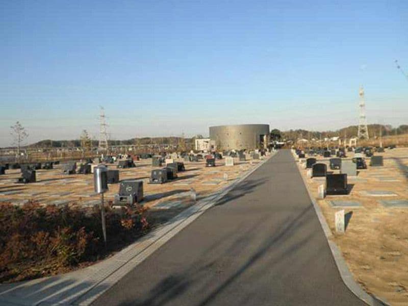 八千代市営霊園　合葬式墓地が見える霊園風景