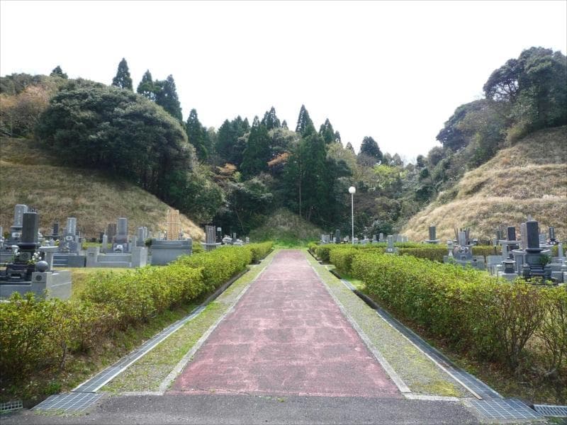 一宮町営 宮の森霊園　広い参道