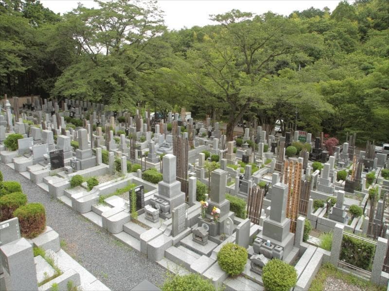 東京秋田霊園　緑豊かな霊園風景