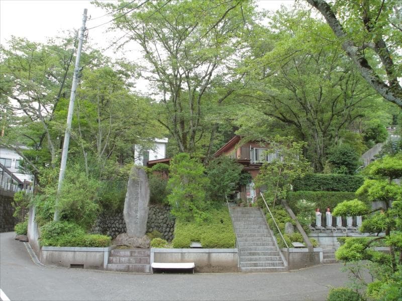 東京秋田霊園　緑に囲まれた霊園外観