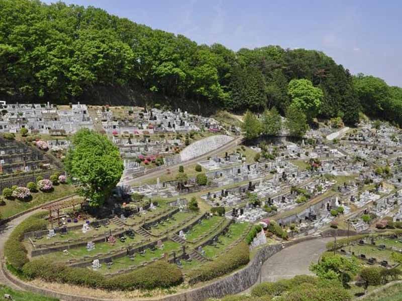 青梅市墓地公園　すり鉢型のような墓域
