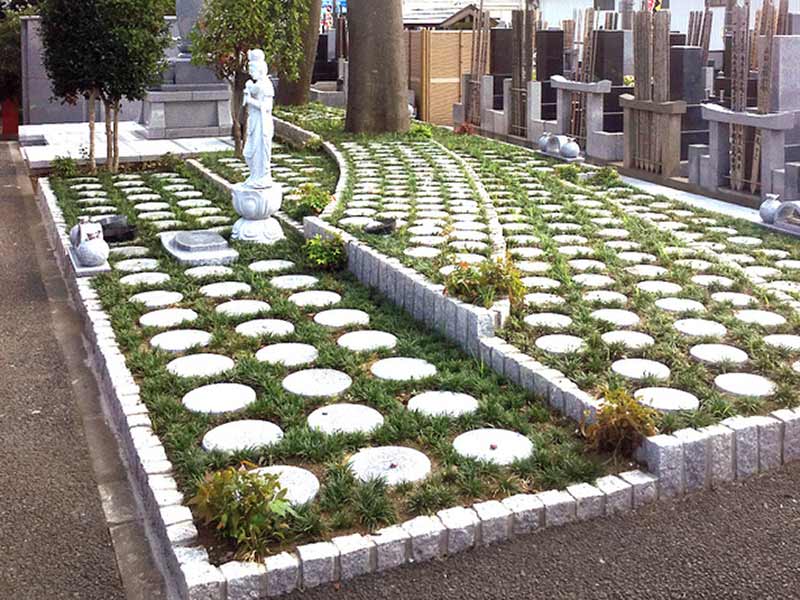 越谷樹木葬墓地　日の光に包まれる樹木葬