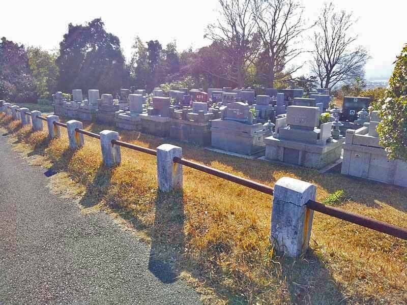 大分市営 丸山墓地公園　向かい合わせで建立されている墓石