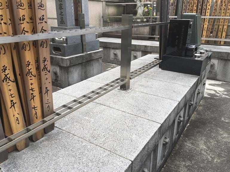 威光院墓地