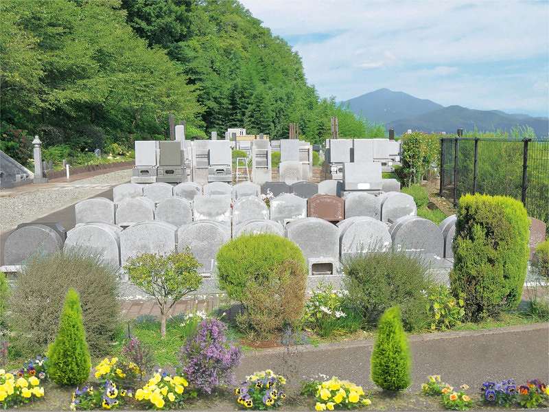 メモリアル富士見霊園　様々な大きさの墓石が並ぶ