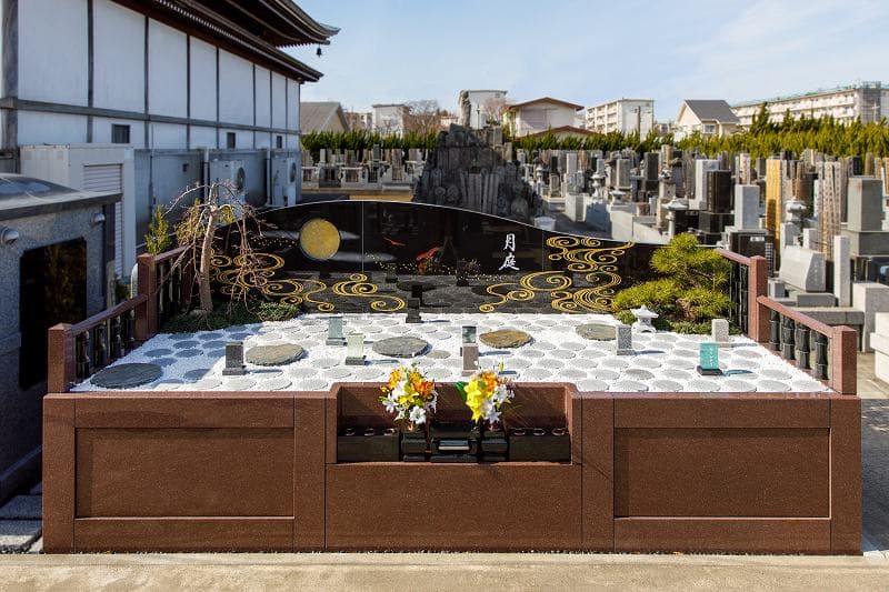 清勝院　花が添えられた献花台