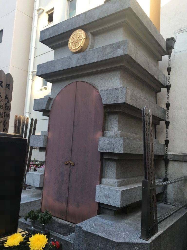 威光院墓地