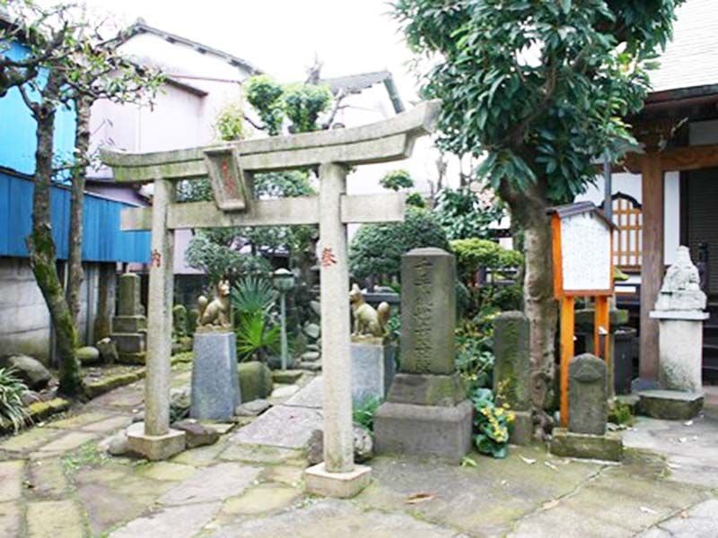 専念寺　本堂横にある稲荷社