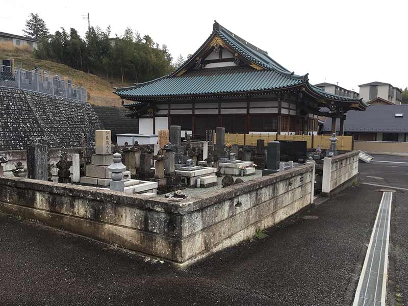 曹洞宗大蔵山 安全寺　本堂と墓所