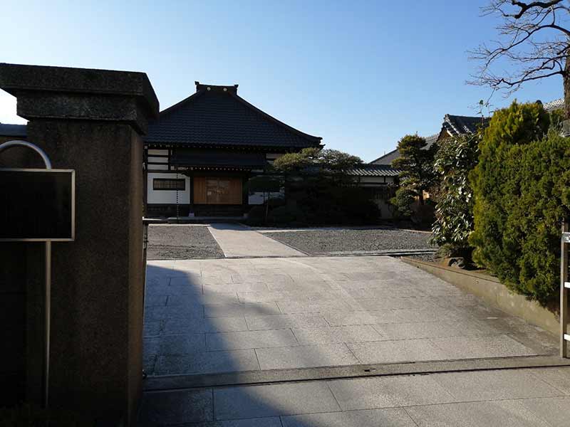 舎人浄苑　お寺入り口