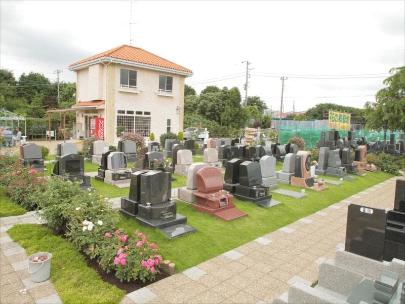 メモリアルパーク花の郷聖地 相模大塚　コンパクトな墓石の芝墓所