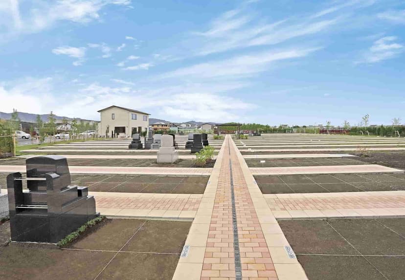 小田原中央霊園　バリアフリー設計の参道