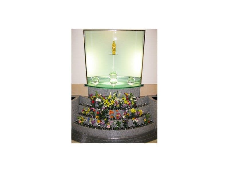 魂の故郷 龍善寺 早稲田納骨堂　献花に囲まれた仏様