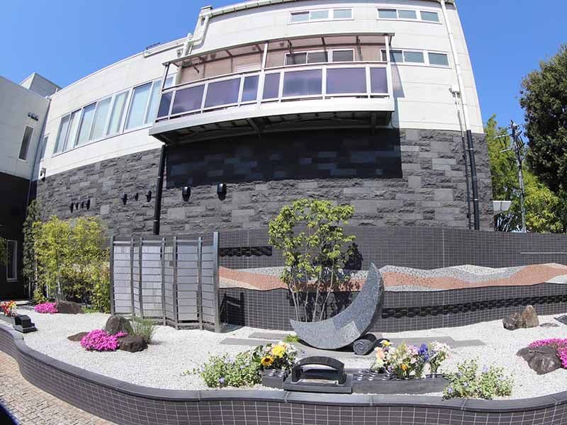 公園墓地 調布霊園 ついのしるべ　庭園にある供養碑