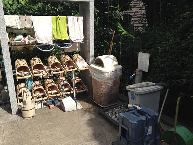 文京こひなた霊園　掃除道具と水場