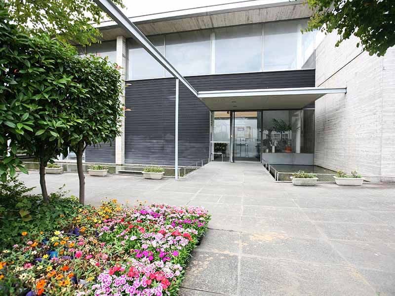 江東メモリアル　四季折々の花が咲く管理事務所前