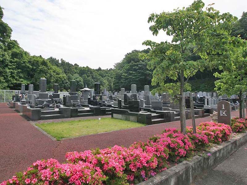 県央綾瀬霊園　つつじの咲く墓域