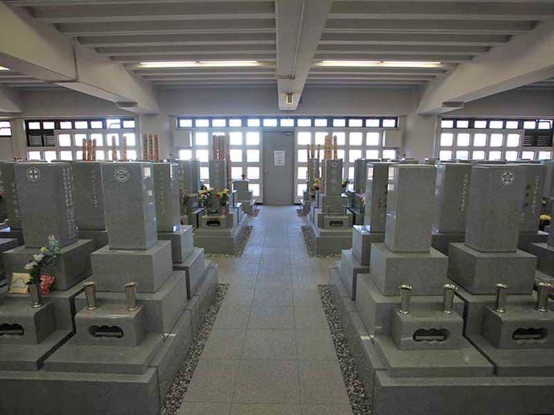 神奈川聖堂　和型墓石の区画