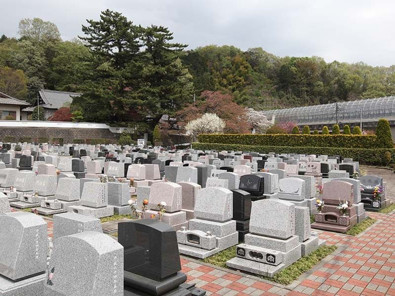 ひだまりの里　バリアフリー設計の平坦な墓域