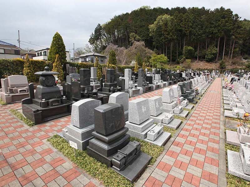 ひだまりの里　参道の広いゆったりとした墓域