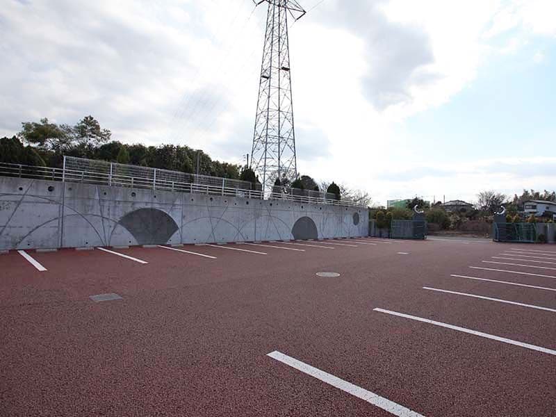 メモリアルパーク天空の杜　広々とした駐車場
