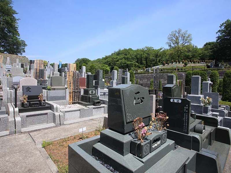 武蔵岡霊園　様々なデザインの墓石が並ぶ墓域