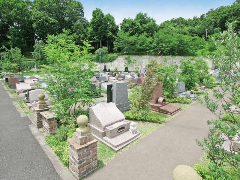 町田いずみ浄苑の緑豊かな墓域