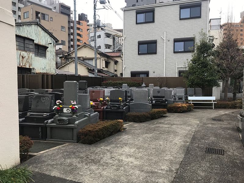 洗心浄苑　住宅街の中にある墓域