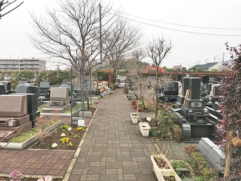新座メモリアル　平坦に整備された参道