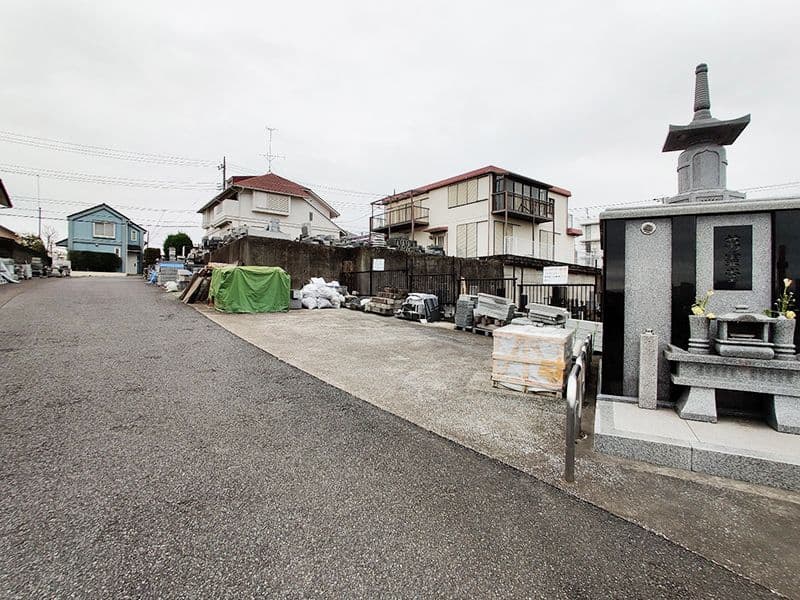 萬霊堂　幅のある道路