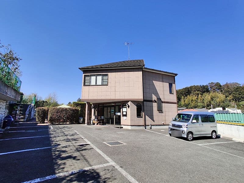 横浜セントヒル霊園 管理棟の外観・駐車場