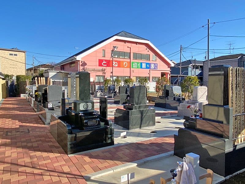 足立メモリアルガーデン　様々な形の墓石