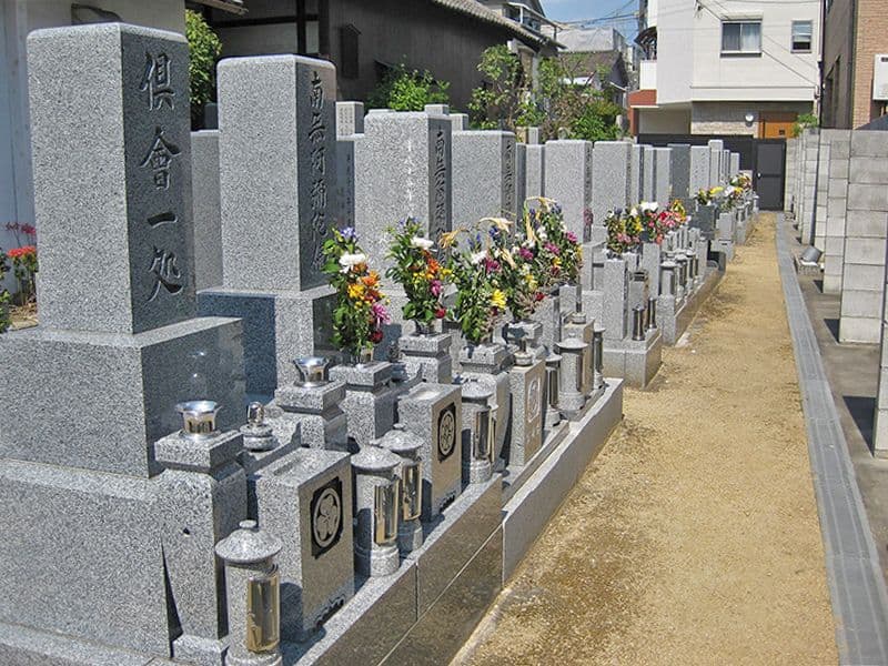 恩楽寺霊苑　平坦な参道