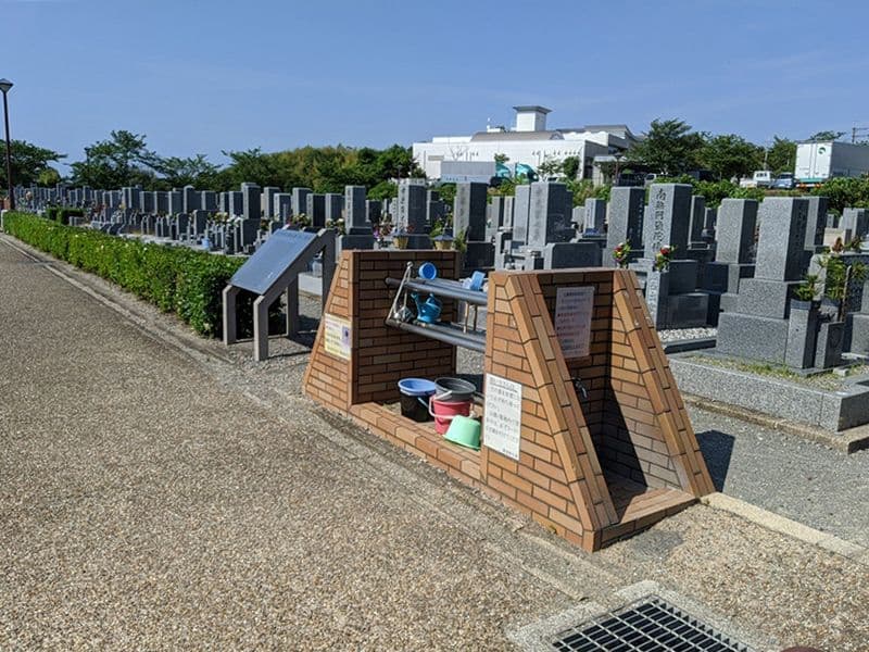 泉佐野市公園墓地　掃除用具を完備した水場