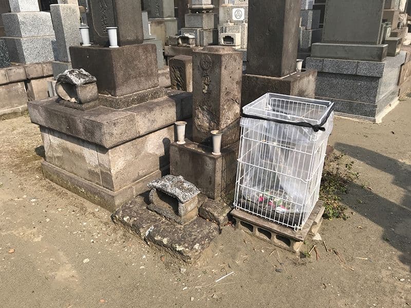 大田萩中霊園　墓域内にあるゴミ箱