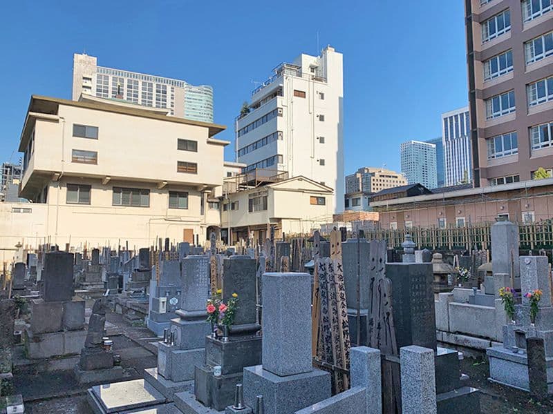 光宝寺　街の中にある墓地
